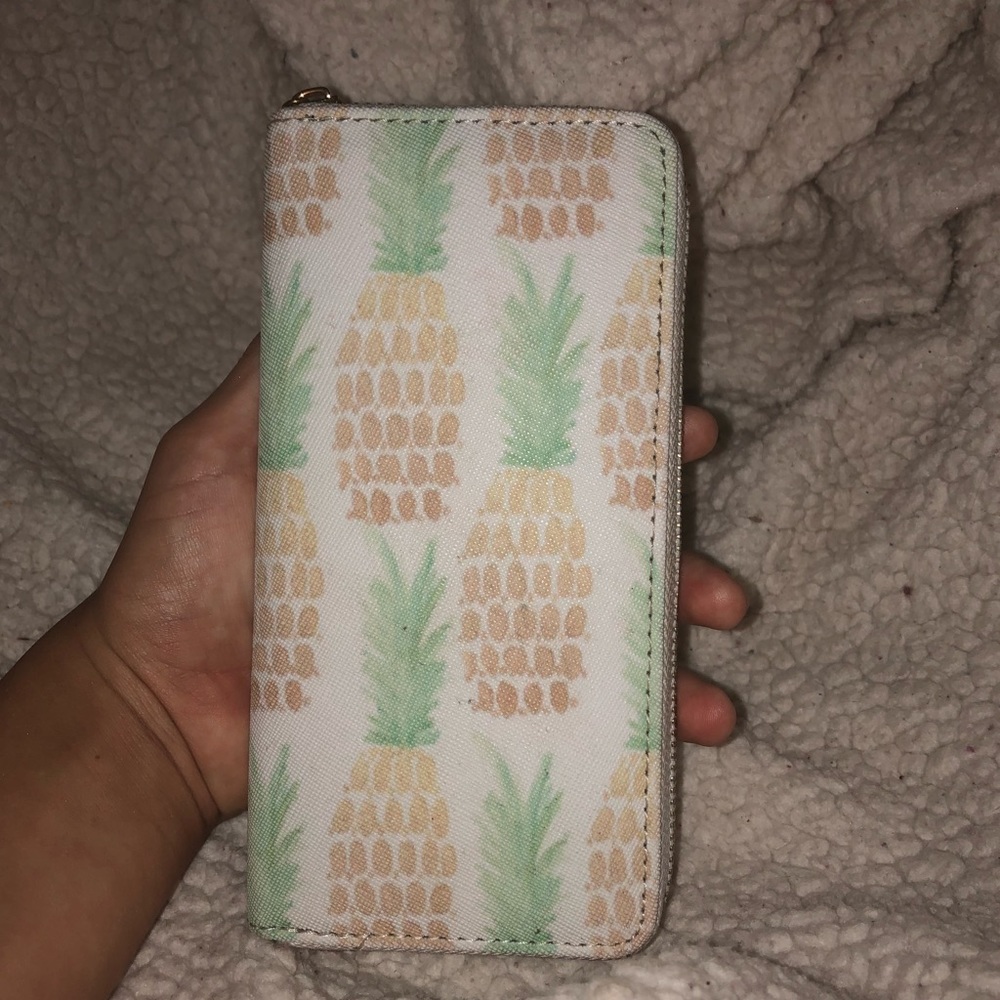White w/ pineapple wallet 🍍